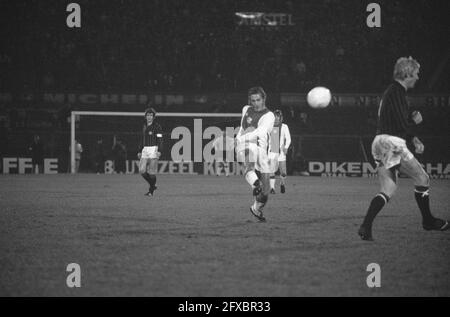 Johan Neeskens shoots at the Milan goal. Milan defender Karl-Heinz Schnellinger turns his back on him, January 16, 1974, sports, soccer, The Netherlands, 20th century press agency photo, news to remember, documentary, historic photography 1945-1990, visual stories, human history of the Twentieth Century, capturing moments in time Stock Photo