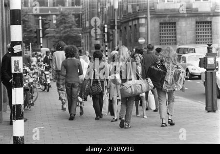 Young people walk in city with luggage, July 5, 1970, luggage, youth, youth, subcultures, tourism, The Netherlands, 20th century press agency photo, news to remember, documentary, historic photography 1945-1990, visual stories, human history of the Twentieth Century, capturing moments in time Stock Photo