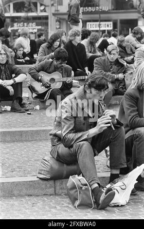 Young people make music at the National Monument, July 5, 1970, youth, young people, musicians, subcultures, tourism, The Netherlands, 20th century press agency photo, news to remember, documentary, historic photography 1945-1990, visual stories, human history of the Twentieth Century, capturing moments in time Stock Photo