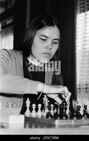 National Championship chess ladies in Mijdrecht; Dutch champion Erika Belle in action, May 22, 1981, CHAMPIONSHIPS, SCHAKES, The Netherlands, 20th century press agency photo, news to remember, documentary, historic photography 1945-1990, visual stories, human history of the Twentieth Century, capturing moments in time Stock Photo