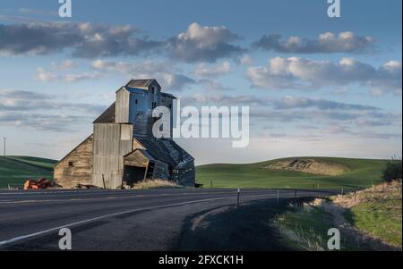 Abandoned house on the roadside in Palouse Valley Washington Stock Photo