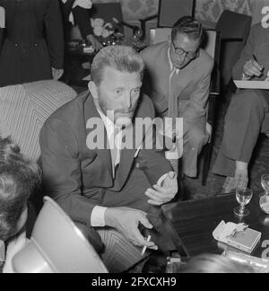 Kirk Douglas in Amstel hotel [he is in the Netherlands for filming for the movie Lust for Life about Vincent van Gogh, ed.], November 3, 1955, actors, movies, movie stars, The Netherlands, 20th century press agency photo, news to remember, documentary, historic photography 1945-1990, visual stories, human history of the Twentieth Century, capturing moments in time Stock Photo
