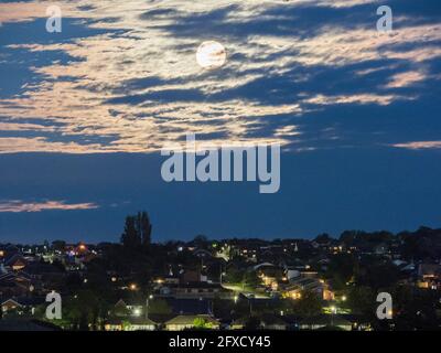 Minster on Sea, Kent, UK. 26th May, 2021. UK Weather: the full super flower moon seen rising in Minster on Sea, Kent this evening. Credit: James Bell/Alamy Live News Stock Photo