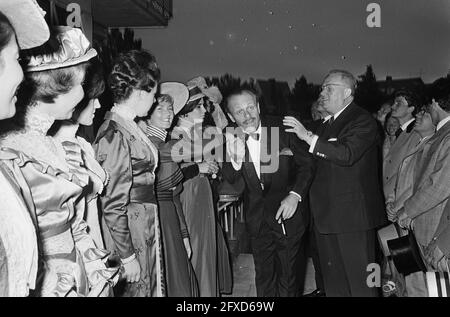 Premiere in cinema Du Midi of the film Crazy guys in their flying crates (English title Those Magnificent Men in Their Flying Machines). Gert Fröbe and Terry Thomas present at the premiere. Terry Thomas gives a hand kiss, July 15, 1965, actors, cinemas, movie stars, The Netherlands, 20th century press agency photo, news to remember, documentary, historic photography 1945-1990, visual stories, human history of the Twentieth Century, capturing moments in time Stock Photo