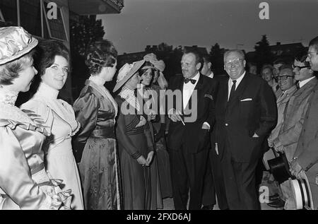 Premiere at Du Midi cinema of the film Crazy guys in their flying crates (English title Those Magnificent Men in Their Flying Machines). Gert Fröbe and Terry Thomas present at the premiere, July 15, 1965, actors, cinemas, The Netherlands, 20th century press agency photo, news to remember, documentary, historic photography 1945-1990, visual stories, human history of the Twentieth Century, capturing moments in time Stock Photo
