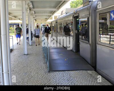 Cascais, Lisboa Portugal. 26th May, 2021. (INT) Train travel from Lisbon to Cascais, Portugal. May 26, 2021, Lisbon, Portugal: Travel by train from Lisbon, leaving the Cais do Sodre station, bound for the Cascais district, the last stop that gives access to the beaches or to visit any city in Estoril. Credit: Edson De Souza/TheNews2 Credit: Edson De Souza/TheNEWS2/ZUMA Wire/Alamy Live News Stock Photo