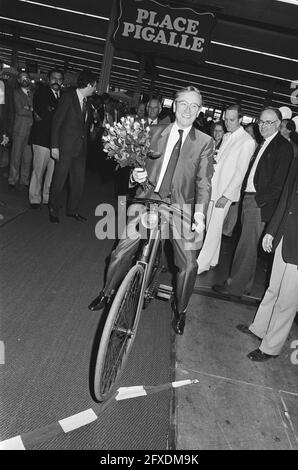 State Secretary van Zeil opens trade show for flower retail on bicycle at Jaarbeurs in Utrecht, October 14, 1985, FAIRS, bicycles, openings, The Netherlands, 20th century press agency photo, news to remember, documentary, historic photography 1945-1990, visual stories, human history of the Twentieth Century, capturing moments in time Stock Photo