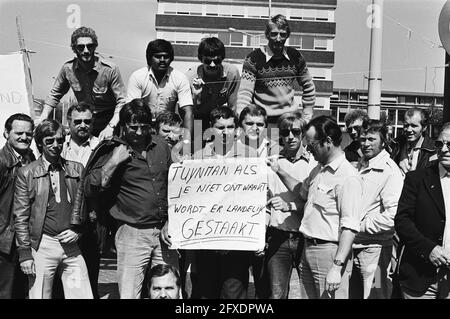 Strike Hague public transport sixth day, strikers with sign Tuijnman if you don't wake up, there will be nationwide strike, 12 May 1981, Strikes, TRANSPORT, signs, strikers, The Netherlands, 20th century press agency photo, news to remember, documentary, historic photography 1945-1990, visual stories, human history of the Twentieth Century, capturing moments in time Stock Photo