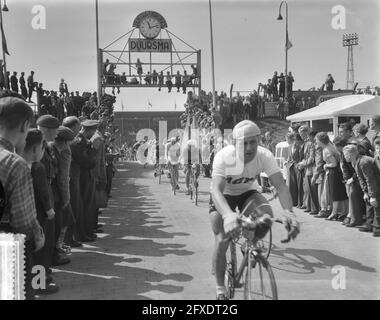 Start Ronde van Nederland Stadion Utrecht, August 6, 1956, cyclists, The Netherlands, 20th century press agency photo, news to remember, documentary, historic photography 1945-1990, visual stories, human history of the Twentieth Century, capturing moments in time Stock Photo