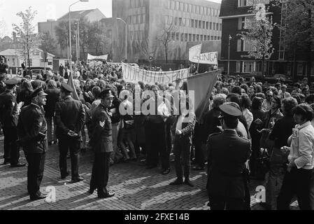 Students and members of Scientific Staff of University of Amsterdam, demonstrate against policy of Minister Veringa in The Hague, students with signs, May 12, 1970, STUDENTS, demonstrations, The Netherlands, 20th century press agency photo, news to remember, documentary, historic photography 1945-1990, visual stories, human history of the Twentieth Century, capturing moments in time Stock Photo