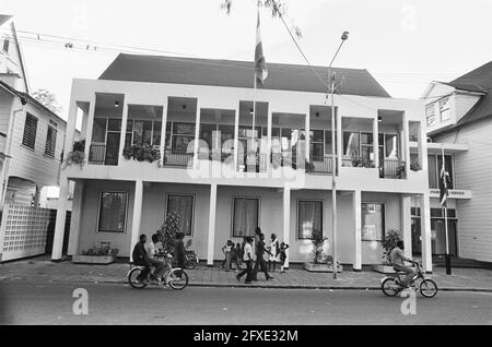 Suriname: independence on 25/11 etc.; Parliament of Republic of Suriname. Aant.: the Parliament was located on Gravenstraat. Here in the pictured building on Independence Square in Paramaribo was the Ministry of Justice and Police, December 1, 1975, ONAFANKING, The Netherlands, 20th century press agency photo, news to remember, documentary, historic photography 1945-1990, visual stories, human history of the Twentieth Century, capturing moments in time Stock Photo