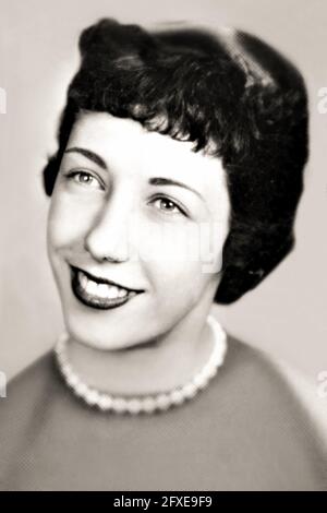 1956 c. , USA : The celebrated american actress LILY TOMLIN ( born in Detroit, 1939 ) when was young , aged 17, at school in yearbook . On December 31, 2013, Tomlin and the writerJane  Wagner married in Los Angeles after 42 years together. Unknown photographer .- HISTORY - FOTO STORICHE - ATTORE - MOVIE - CINEMA  - personalità da da giovane giovani - personality personalities when was young - ATTRICE - smile - sorriso - GAY - LGBT - omosessuale - omosessualità - homosexual - homosexuality - annuario scolastico --- ARCHIVIO GBB Stock Photo