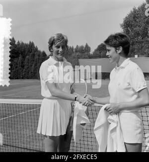 Tennis Netherlands against Belgium, Trudi Groenman and Belgian player, August 22, 1964, TENNIS, The Netherlands, 20th century press agency photo, news to remember, documentary, historic photography 1945-1990, visual stories, human history of the Twentieth Century, capturing moments in time Stock Photo