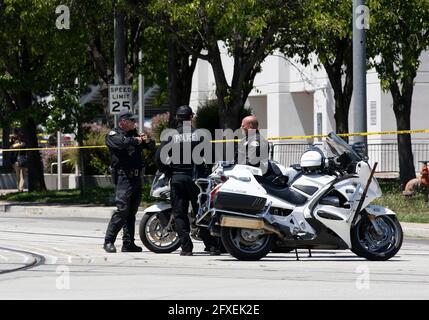 San Jose, USA. 26th May, 2021. Police officers stand guard near the scene of a shooting in San Jose, California, the United States, May 26, 2021. Nine people were killed and at least another injured Wednesday morning after a shooting at a Valley Transportation Authority (VTA) yard north of downtown San Jose in the U.S. state of California, according to local authorities. Credit: Li Jianguo/Xinhua/Alamy Live News Stock Photo