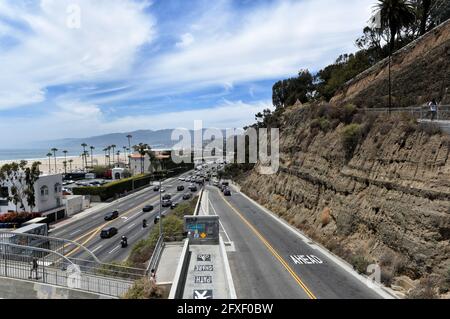SANTA MONICA, CALIFORNIA - 25 MAY 2021: California Incline, a vital street in Santa Monica, linking the Pacific Coast Highway with Ocean Avenue and Ca Stock Photo
