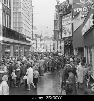 From the vacation rentals to the city (through the rainy summer). Crowds in front of cinema Roxy in the Kalverstraat in Amsterdam, July 29, 1965, cinemas, public, street images, The Netherlands, 20th century press agency photo, news to remember, documentary, historic photography 1945-1990, visual stories, human history of the Twentieth Century, capturing moments in time Stock Photo