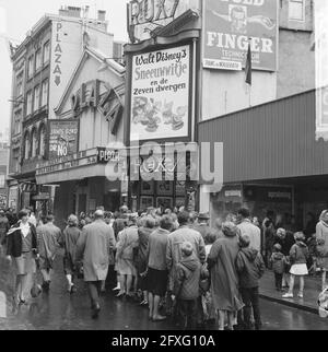 From vacation rentals to the city (through the rainy summer). Crowds in front of cinemas Plaza and Roxy in the Kalverstraat in Amsterdam, July 29, 1965, cinemas, audience, street images, The Netherlands, 20th century press agency photo, news to remember, documentary, historic photography 1945-1990, visual stories, human history of the Twentieth Century, capturing moments in time Stock Photo