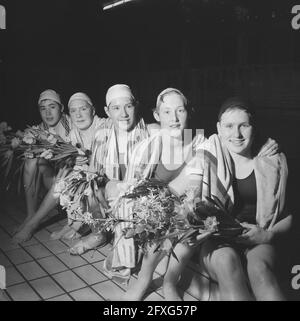 Improvement of two Dutch records by the swimming club Naarden, from left to right Adrie Lasterie, T. Lagerberg, Dini Koopman, Willy Lambour and Marianne Heemskerk, March 10, 1960, swimming clubs, The Netherlands, 20th century press agency photo, news to remember, documentary, historic photography 1945-1990, visual stories, human history of the Twentieth Century, capturing moments in time Stock Photo