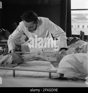 Nursing of sufferers from hunger oedema in the Binnengasthuis in Amsterdam. Under the supervision of doctors Scherpenhuysen and Haverkamp everything possible is done to help these people get back on their feet quickly, June 1945, doctors, medics, patients, second world war, hospitals, The Netherlands, 20th century press agency photo, news to remember, documentary, historic photography 1945-1990, visual stories, human history of the Twentieth Century, capturing moments in time Stock Photo