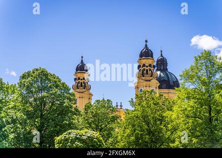 Blick auf die Theatinerkirche vom Hofgarten, München Stock Photo