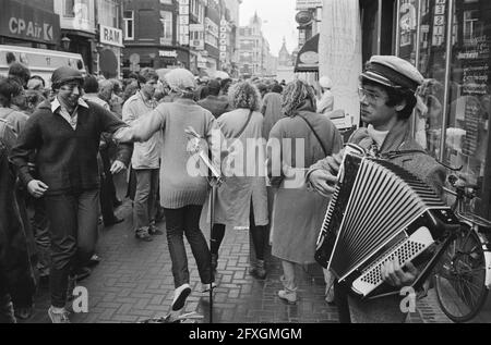 Celebrating Queen's Day in Amsterdam and Marken. Musicians in Amsterdam and some dancing there, April 30, 1982, KONINGINNEDAG, The Netherlands, 20th century press agency photo, news to remember, documentary, historic photography 1945-1990, visual stories, human history of the Twentieth Century, capturing moments in time Stock Photo