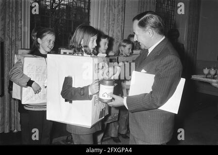 Five hundred elementary school children ask Premier De Jong for play and living space, The Hague, November 16, 1970, collection boxes, The Netherlands, 20th century press agency photo, news to remember, documentary, historic photography 1945-1990, visual stories, human history of the Twentieth Century, capturing moments in time Stock Photo