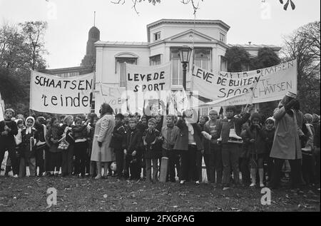 Five hundred elementary school children ask Premier De Jong for play and living space, The Hague, November 16, 1970, school children, banners, The Netherlands, 20th century press agency photo, news to remember, documentary, historic photography 1945-1990, visual stories, human history of the Twentieth Century, capturing moments in time Stock Photo