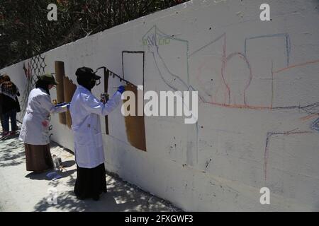 May 26, 2021, Gaza city, The Gaza Strip, Palestine: Palestinian artist paint on the walls at Gaza city to document Israeli aggression at the Gaza Strip. (Credit Image: © Mahmoud Khattab/Quds Net News via ZUMA Wire) Stock Photo