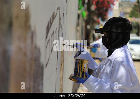 May 26, 2021, Gaza city, The Gaza Strip, Palestine: Palestinian artist paint on the walls at Gaza city to document Israeli aggression at the Gaza Strip. (Credit Image: © Mahmoud Khattab/Quds Net News via ZUMA Wire) Stock Photo