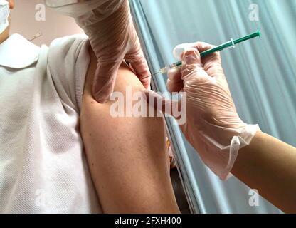 Tokyo, Japan. 24th May, 2021. NO SALES IN JAPAN! In Japan, the vaccinations for the elderly start with the serum from Pfizer Biontech, a person is vaccinated, syringe, upper arm, detail, feature, symbol photo, border motif, Olympic Summer Games 2020 in Tokyo/Japan, should take place from July 23rd to August 8th 2021 in Tokyo, NO SALES IN JAPAN! Credit: dpa/Alamy Live News Stock Photo
