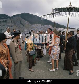 Queen Juliana and Prince Bernhard at the Tangkuban Perahu volcano near Bandung, August 30, 1971, queens, princes, state visits, volcanoes, The Netherlands, 20th century press agency photo, news to remember, documentary, historic photography 1945-1990, visual stories, human history of the Twentieth Century, capturing moments in time Stock Photo
