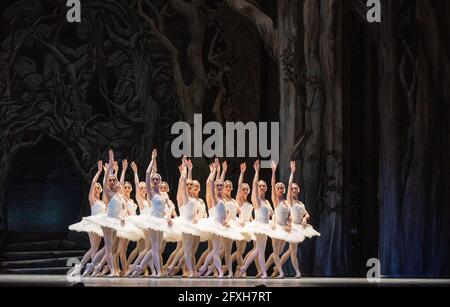 El lago de los cisnes’ en la emotiva versión de Cranko, servida por un Ballet Nacional Checo con posibles Stock Photo