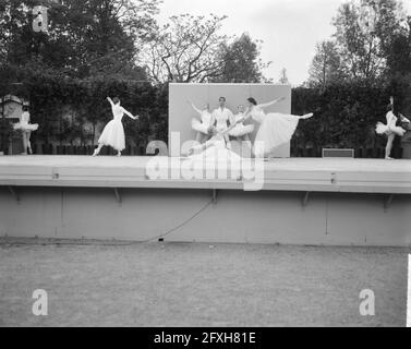 Vondelparkfeesten 1963 opened with a performance by Het Nationale Ballet conducted by Sonia Gaskell, performance of the ballet Suite en Blanc, June 4, 1963, ballet, performances, The Netherlands, 20th century press agency photo, news to remember, documentary, historic photography 1945-1990, visual stories, human history of the Twentieth Century, capturing moments in time Stock Photo
