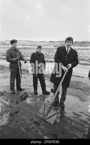 Vorwarts preparations against Feyenoord in O-Berlin. Feyenoord in stadium. Van Hanegem helps clean stadium, March 2, 1970, Preparations, snowploughs, sports, stadiums, soccer, The Netherlands, 20th century press agency photo, news to remember, documentary, historic photography 1945-1990, visual stories, human history of the Twentieth Century, capturing moments in time Stock Photo