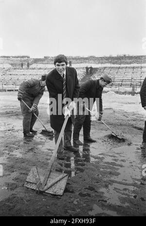Vorwarts preparations against Feyenoord in O-Berlin. Feyenoord in stadium. Van Hanegem helps clean stadium, March 2, 1970, CLEANING, sports, stadiums, footballers, The Netherlands, 20th century press agency photo, news to remember, documentary, historic photography 1945-1990, visual stories, human history of the Twentieth Century, capturing moments in time Stock Photo