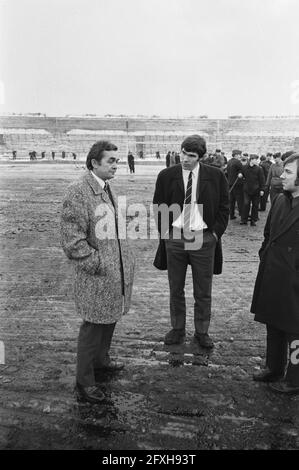Preparations for Vorwarts against Feyenoord in O-Berlin. Feyenoord in stadium. Trainer Happel and Van Hanegem look at the field, March 2, 1970, sports, stadiums, trainers, footballers, The Netherlands, 20th century press agency photo, news to remember, documentary, historic photography 1945-1990, visual stories, human history of the Twentieth Century, capturing moments in time Stock Photo