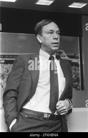 Chairman Board of Directors Atari (game console), James J. Morgan gives press conference at Schiphol Airport, April 16, 1984, press conferences, presidents, The Netherlands, 20th century press agency photo, news to remember, documentary, historic photography 1945-1990, visual stories, human history of the Twentieth Century, capturing moments in time Stock Photo