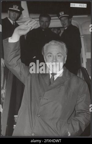 After 15 months in East Germany back in the Netherlands. The Amsterdam businessman Theo J. Lenssen who was arrested in Leipzig last year has been released. He had been arrested at the Leipziger Messe where he had a stand. He was accused of violating customs and foreign exchange regulations. In July 1964, he was sentenced by the Obergerich in East Berlin to 22 months' imprisonment with deductions for pre-trial detention. He was thus released eight months earlier than expected., November 25, 1964, arrival and departure, airports, The Netherlands, 20th century press agency photo, news to remember Stock Photo