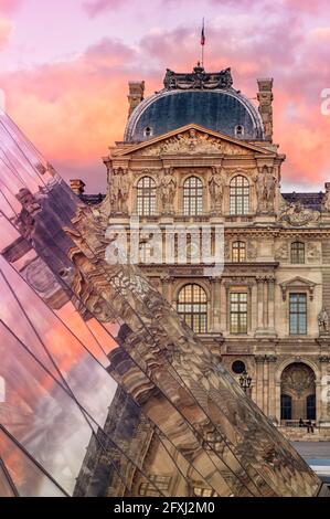 FRANCE, PARIS (75) 1ER ARR, SUNSET AT THE LOUVRE MUSEUM WITH ITS REFLECTION (ARCHITECT IEOH MING PEI) Stock Photo