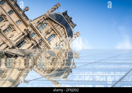 FRANCE, PARIS (75) FIRST ARR. VISUAL EFFECT OF THE SULLY PAVILION WITH ITS REFLECTION IN THE LOUVRE MUSEUM (ARCHITECT IEOH MING PEI) Stock Photo