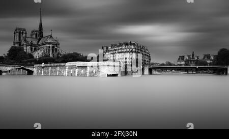 FRANCE, PARIS (75), 4TH ARR, ISLAND OF THE CITY, REAR FACADE OF NOTRE-DAME DE PARIS SEEN FROM THE DOCKS WITH THE BRIDGE SAINT-LOUIS ON THE RIGHT (BEFO Stock Photo