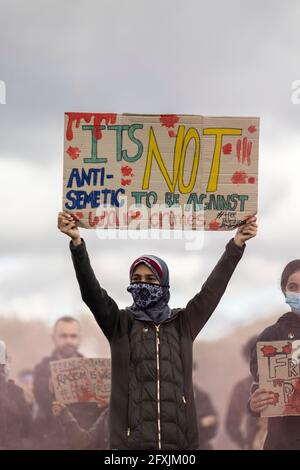 Portrait of female protester holding placard, Free Palestine Protest, Hyde Park, London, 22 May 2021 Stock Photo