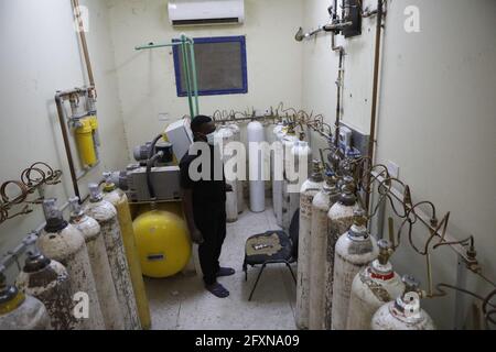 Khartoum, Sudan. 27th May, 2021. A staff member refuels oxygen cylinders to the main COVID-19 isolation center in Khartoum, capital of Sudan, May 27, 2021. Credit: Mohamed Khidir/Xinhua/Alamy Live News Stock Photo