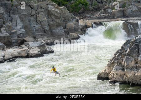 Ian Brown stand up paddle surfs challenging whitewater below Great Falls of the Potomac River, border of Virginia and Maryland, USA, North America Stock Photo