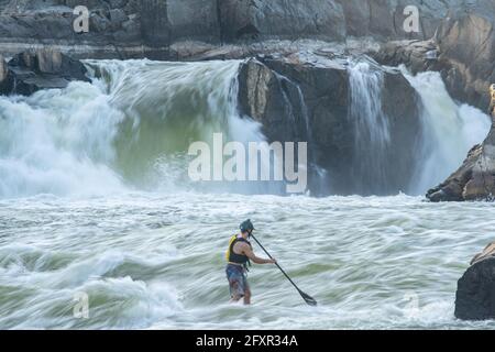 Ian Brown stand up paddle surfs challenging whitewater below Great Falls of the Potomac River, border of Maryland and Virginia, USA, North America Stock Photo