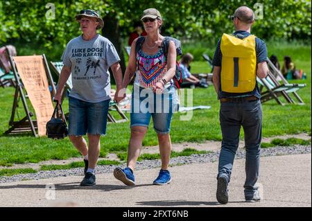 London, UK. 27th May, 2021. The sun finally appears and the weather begins to warm up after a period of unseasonably cold and wet May weather. People come out to enjoy it and their lunch in Green Park London. Credit: Guy Bell/Alamy Live News Stock Photo