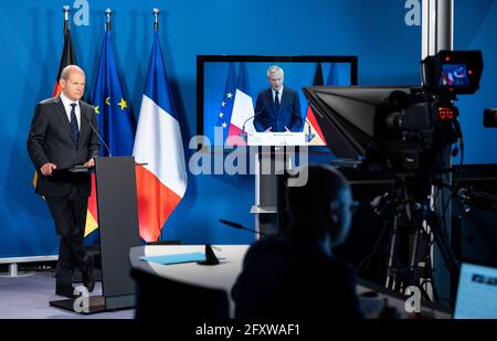 Berlin, Germany. 26th May, 2021. Olaf Scholz (l, SPD), Federal Minister of Finance, and Bruno Le Maire, French Finance Minister, speaking at a joint press conference at the Federal Ministry of Finance. Credit: Bernd von Jutrczenka/dpa Pool/dpa/Alamy Live News Stock Photo