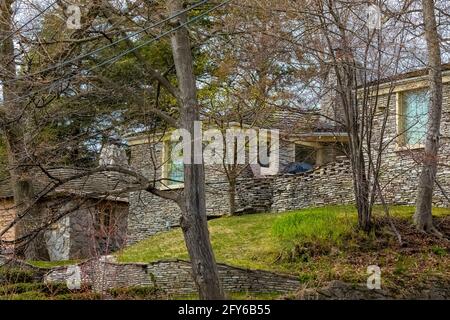 306 Park Avenue, orignially the 2nd personal residence of Earl Young, architect of the Mushroom Houses in the 20th Century, Charlevoix, Michigan, USA Stock Photo