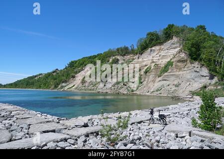 Nature trail below sandstone cliffs, Scarborough Bluffs in Toronto Stock Photo