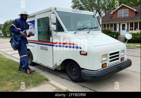 Racine, Wisconsin, USA. 27th May, 2021. The United States Postal Service (USPS) Grumman 'Long Life Vehicles'' (LLV) which started replacing the fleet of delivery Jeeps in 1987, are scheduled to be replaced by new vehicles beginning in 2023. Among other improvements, the new Oshkosh 'Next Generation Delivery Vehicle'' will be more ergonomic, air-conditioned, have safety features, and be more efficient. The LLVs had an anticipated 24-year lifespan. A Grumman LLV is shown in Racine, Wisconsin May 27, 2021. Credit: Mark Hertzberg/ZUMA Wire/Alamy Live News Stock Photo